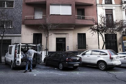 Calle de Claudio Coello, 20. 20 de diciembre de 1973. ETA mata al entonces presidente del Consejo de Ministros (jefe del Gobierno) Luis Carrero blanco con una explosión al paso de su coche oficial.