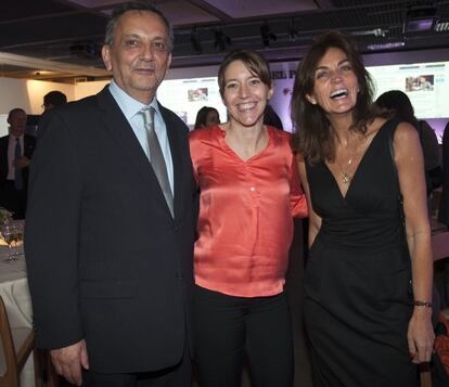 Pedro Benitez(na esquerda), diretor do Instituto Cervantes em São Paulo, Elvira Marcos (ao centro), Conselheira de Turismo da Espanha no Brasil, e Elvira Viedma (na direita), responsável pela área de imprensa da Secretaria de Turismo no Brasil, durante a apresentação da nova edição digital de EL PAÍS América no Brasil.