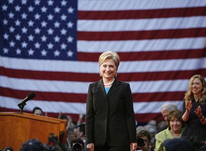 Hillary Clinton, ayer en Washington. A la derecha, su hija, Chelsea.