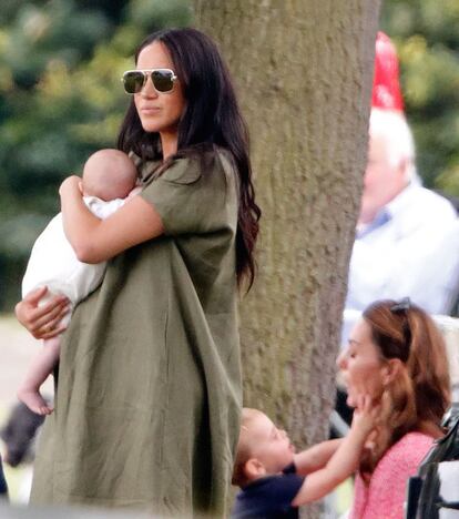 Meghan Markle, con Archie Harrison en brazos y Catalina Middleton jugando con su tercer hijo, el príncipe Louis.