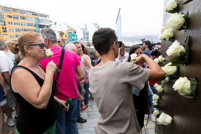 Familiares y allegados depositan ofrendas florales en homenaje a las víctimas del accidente aéreo del vuelo JK5022 de Spanair.