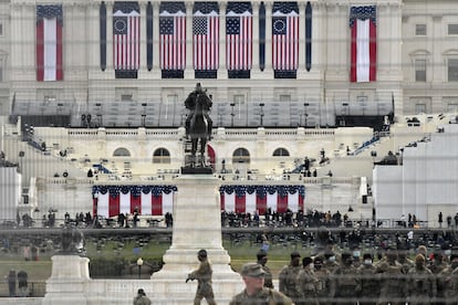 Miembros de la Guardia Nacional se reúnen cerca del Capitolio de los EE. UU. Antes de la toma de posesión del presidente electo de EE. UU. Joe Biden y la vicepresidenta electa Kamala Harris el 20 de enero de 2021 en Washington, DC.