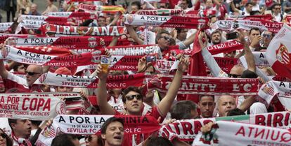 Miles de aficionados del Sevilla por las calles de Basilea, Suiza.