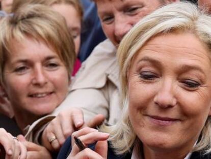 La presidenta del Frente Nacional, Marine Le Pen, firma aut&oacute;grafos en Brachay, en la regi&oacute;n de Champa&ntilde;a.