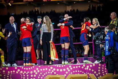 Luis Rubiales abraza a Jenni Hermoso durante la celebración del Mundial femenino.