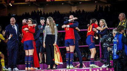 Luis Rubiales abraza a Jenni Hermoso durante la celebración del Mundial femenino.