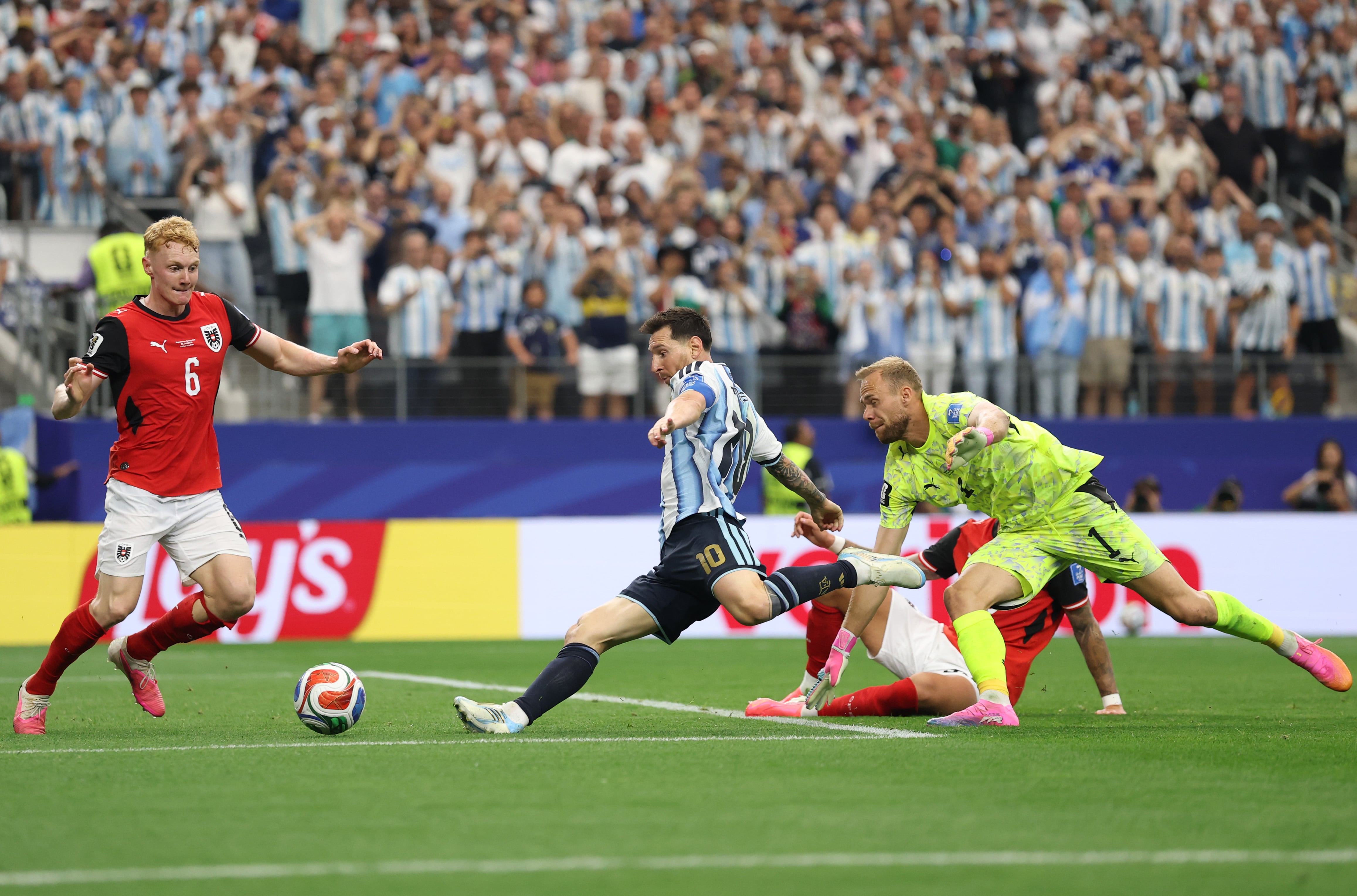 El viejo Messi emociona al mundo: otro doblete lo convierte en el máximo goleador de la historia del torneo