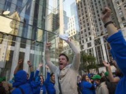 Uno de los primeros compradores del IPhone 6 en la Quinta Avenida de Nueva York.