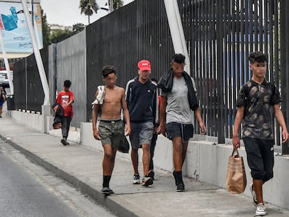 Menores deambulando por el centro de Ceuta el pasado agosto.