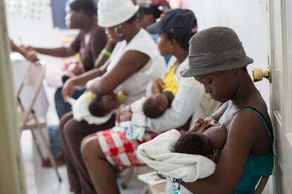 En otra estancia de la clínica las madres se apretujan con sus niños mientras una enfermera les insiste en la importancia de cumplir con la lactancia materna exclusiva como el mejor arma contra la desnutrición.