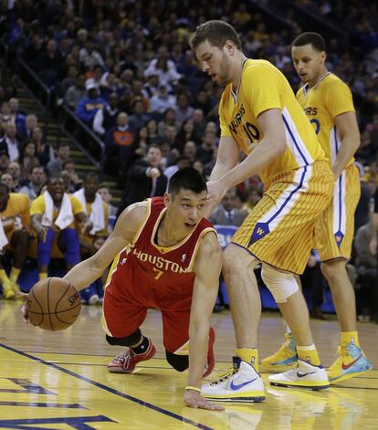 Jeremy Lin, de los Rockets, cae ante David Lee, de los Warriors.