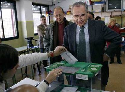 El presidente de la Comision Constitucional del Congreso los Diputados, Alfonso Guerra, vota en un colegio de Sevilla.