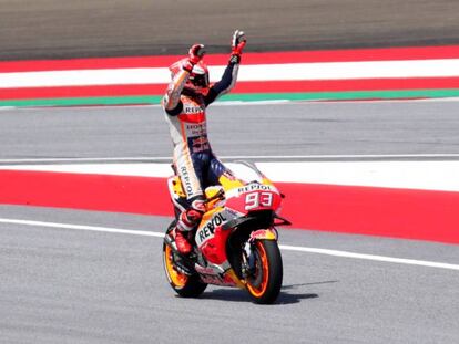 Márquez saluda tras conseguir la pole en Spielberg.