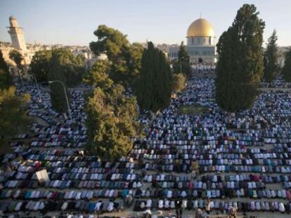 Miles de musulmanes rezan la plegaria del fin del Ramadán en Jerusalén.