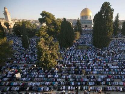 Miles de musulmanes rezan la plegaria del fin del Ramadán en Jerusalén.