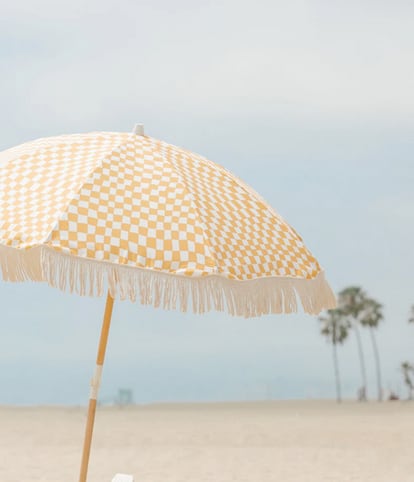 Cada vez más sombrillas tienen factor de protección solar incorporado con UPF50+, igual que la ropa de alto rendimiento. En la imagen, Golden Oasis Beach Umbrella, un parasol de Sunday Supply con SPF50+.