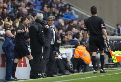 El Tata" Martino conversa con Aguirre, durante el partido 