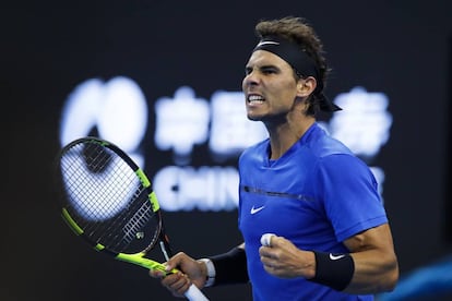 Rafael Nadal celebra frente a Lucas Pouille en Pek&iacute;n.