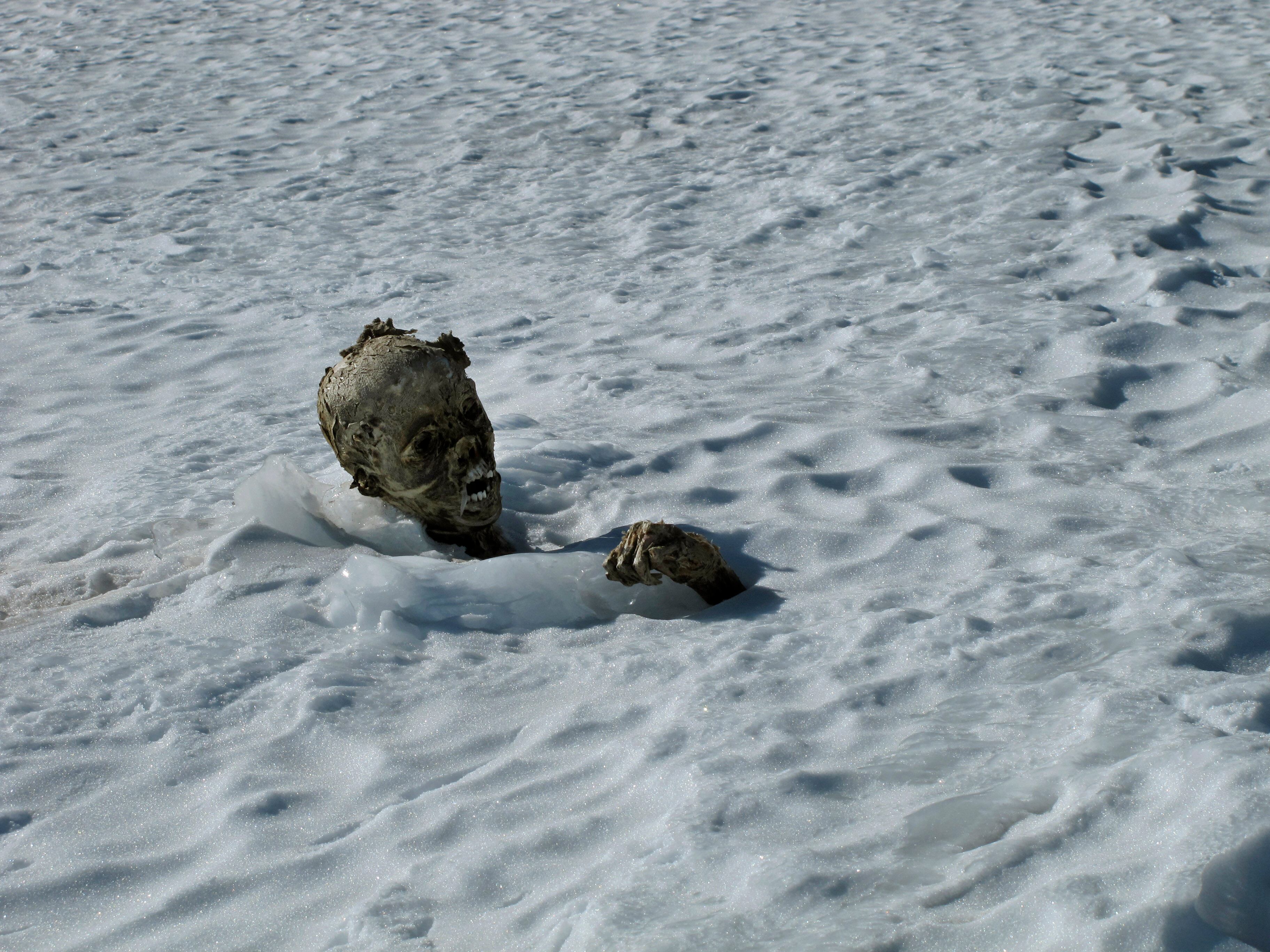 Los restos momificados de un alpinista en el Pico de Orizaba, hallado en 2015. Se sospecha que fue una de tres personas atrapadas en una avalancha en 1959.