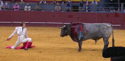 Román, en un desplante ante su primer toro.