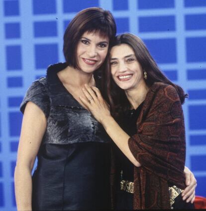 Ángela Molina y Concha García Campoy, en el programa "La gran ilusión" de Telecinco, donde se emite la película "Las cosas del querer", en febrero de 2000.
