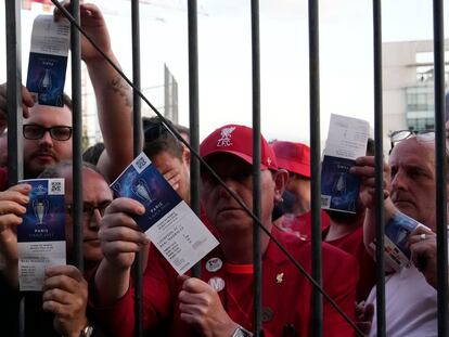 Aficionados del Liverpool, a las afueras del estadio con entradas que resultaron ser fraudulentas.