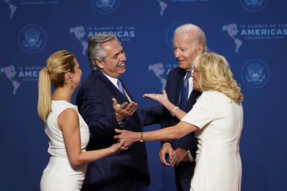 El presidente y la primera dama de Argentina, Alberto Fernández y Fabiola Yañez, saludan al presidente y la primera dama de EEUU, Joe y Jill Biden, al llegar a la sede de la Cumbre.