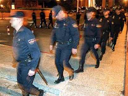 Agentes del Cuerpo Nacional de Policía se disponen a patrullar las calles del distrito Centro, en Madrid, al inicio del <i>Plan Focus</i>.