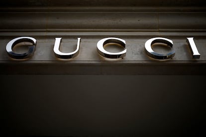 El logotipo de Gucci afuera de una tienda en París.