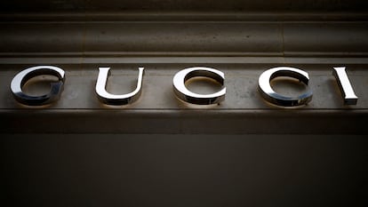 El logotipo de Gucci afuera de una tienda en París.