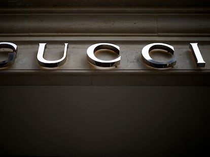 El logotipo de Gucci afuera de una tienda en París.