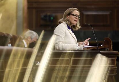 La vicepresidenta primera y ministra de Asuntos Económicos y Transformación Digital, Nadia Calviño, interviene en una sesión plenaria en el Congreso de los Diputados.