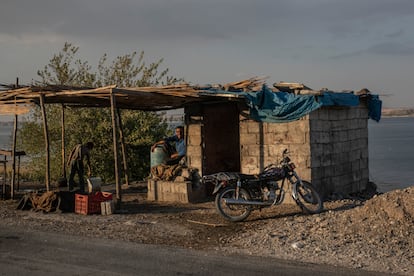 Una tienda en la carretera de Raqa a Menbij, junto al río Éufrates. El descenso trágico e histórico del nivel del caudal pone en peligro la agricultura de la zona.