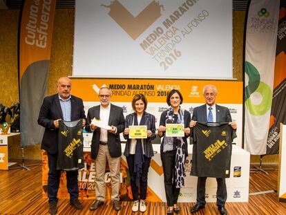 Los organizadores y patrocinadores del Medio Marat&oacute;n Trinidad Alfonso. 