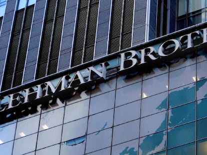 Fotograf&iacute;a de archivo de un luminoso que muestra la fecha en la sede mundial de Lehman Brothers en Nueva York 