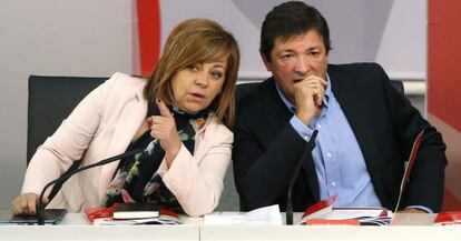 Javier Fernández con Elena Sevillano, en el Consejo Territorial del PSOE del pasado día 15.