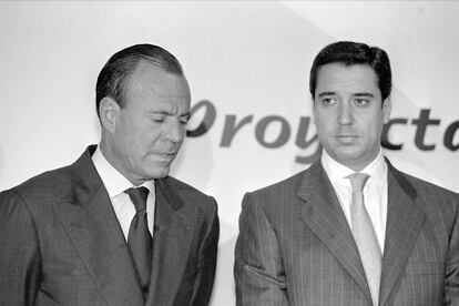 Julio Iglesias y Eduardo Zaplana, en el hotel Eurobuilding de Madrid en 1998.