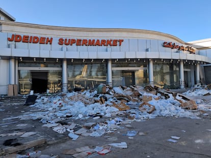 Supermercado junto al duty free, cerca de la frontera entre Siria y Damasco, saqueado tras la cada del rgimen de El Asad.