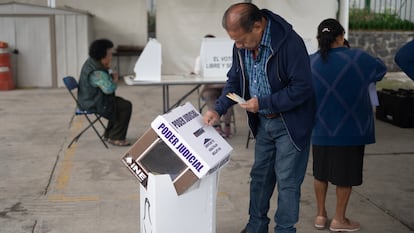 Votantes acuden a las urnas durante la elección del Poder Judicial en Ciudad de México, el 1 de junio de 2025.