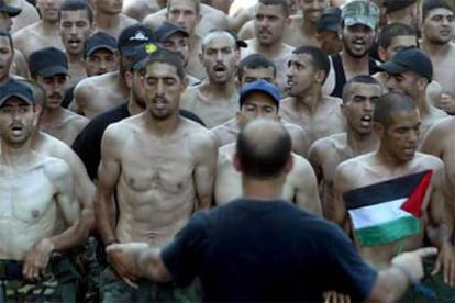 Miembros de las fuerzas de seguridad palestinas efectúan un entrenamiento en las calles de Gaza.