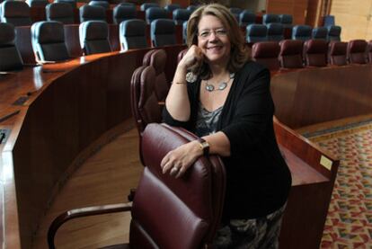 Elvira Rodríguez, presidenta de la Asamblea de Madrid, en el hemiciclo del Parlamento regional.