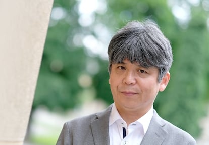 El compositor japonés Toshio Hosokawa frente a la Ópera de Stuttgart, donde su ópera Erdbeben.