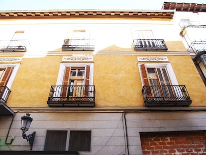 A building in Madrid's Principe street used mostly for vacation rentals.