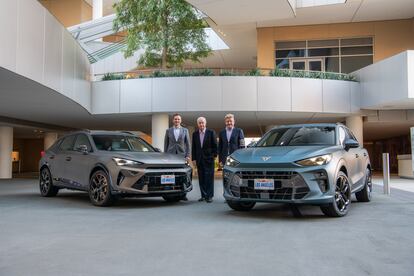 A la derecha de la imagen, el consejero delegado de Seat y Cupra, Wayne Griffiths, junto a dos modelos de Cupra, el Formentor y el Terramar. Imagen cedida por la compañía.