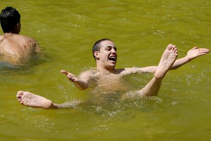 Varios hinchas germanos se bañan en el parque de Berlín, en Madrid. Ante el calor y los nervios previos a la final, lo mejor es refrescar cuerpo y mente.
