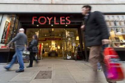 Foyles Charing Cross, 11.277 metros cuadrados, ocho niveles, cuatro pisos y más de 200.000 libros.