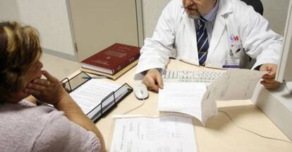 Una paciente en la consulta del médico en una imagen de archivo