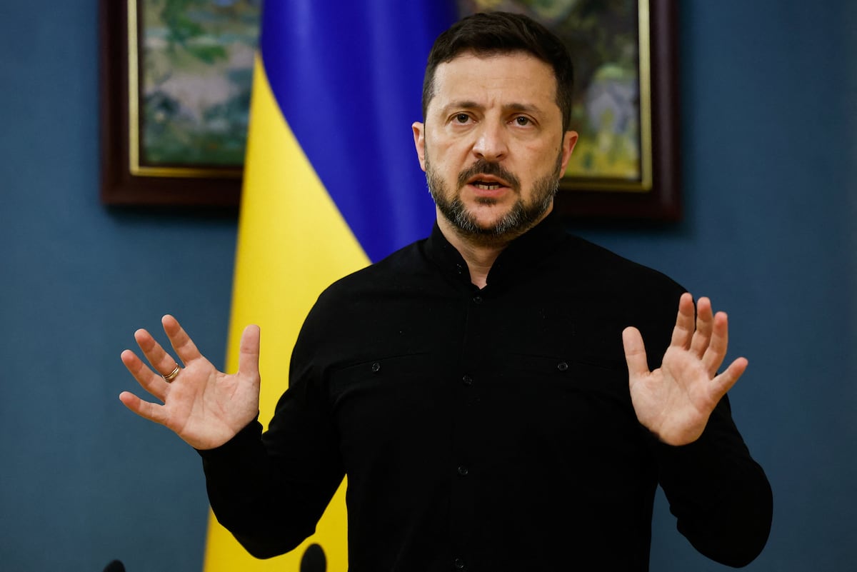 Zelenskiy travels to Washington under threat of Trump demanding he give in to Putin