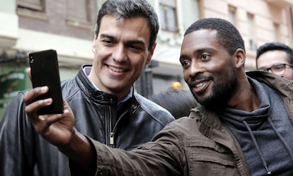 El secretario general del PSOE, Pedro Sanchez, se hace una foto con un viandante durante la vista que ha realizado a las Fallas de Valencia.