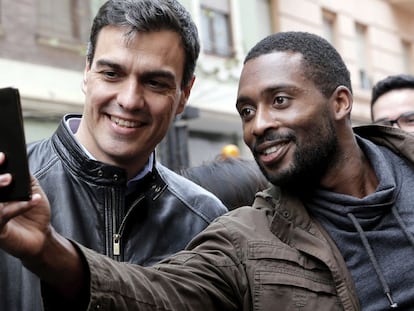 El secretario general del PSOE, Pedro Sanchez, se hace una foto con un viandante durante la vista que ha realizado a las Fallas de Valencia.